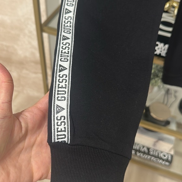 Guess black and white logo dre sh joggers - Picture 6 of 13